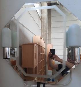 Spiegel mit Lampen